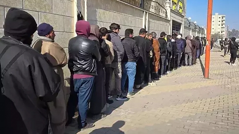 O belge için kuyruğa girdiler