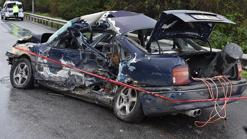 Otomobil bariyerlere çarptı: 1 ölü, 2 yaralı