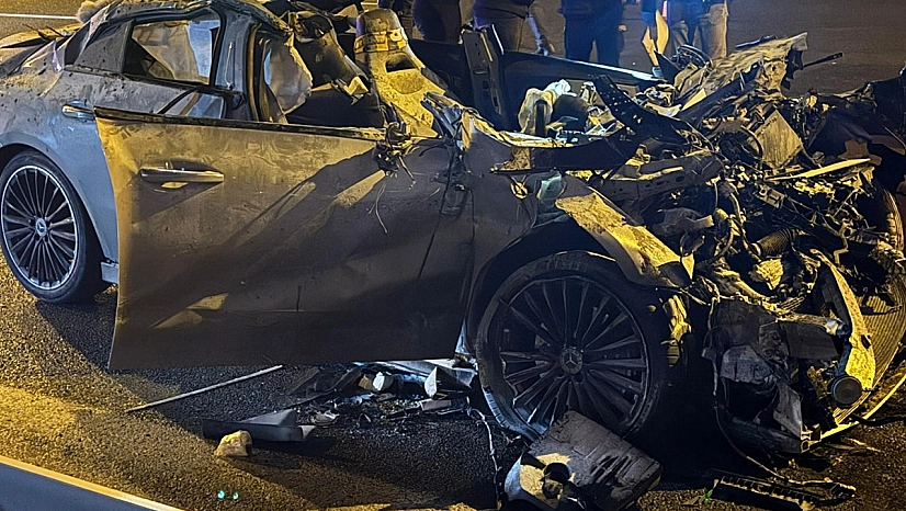 Otomobil tırın altına girdi: 2 ölü 1 ağır yaralı