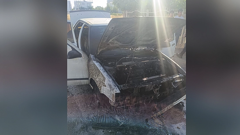 Seyir halindeki otomobil alev aldı