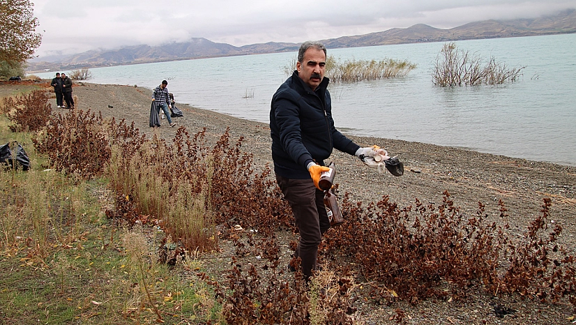 'Sivrice Hazar Gölü Nefes Alsın' sloganıyla üniversitelilerden anlamlı temizlik projesi