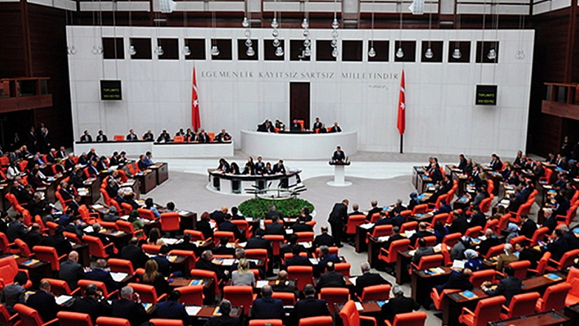 Siyaset irtifa kaybediyor