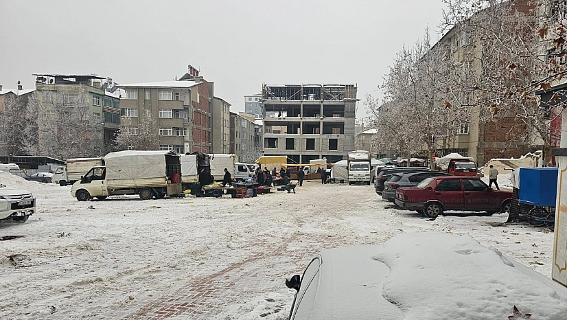 Soğuk hava da salı pazarı boş kaldı