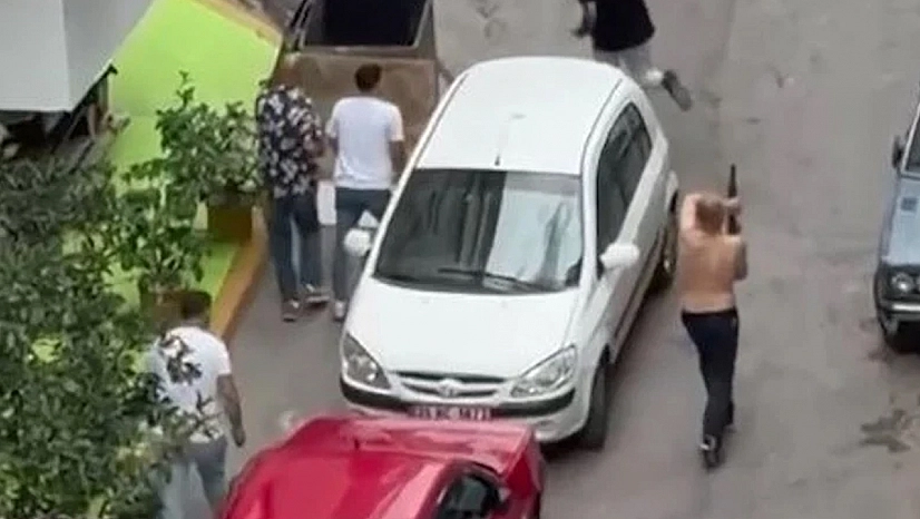 Sokak ortasında silahlı dehşet