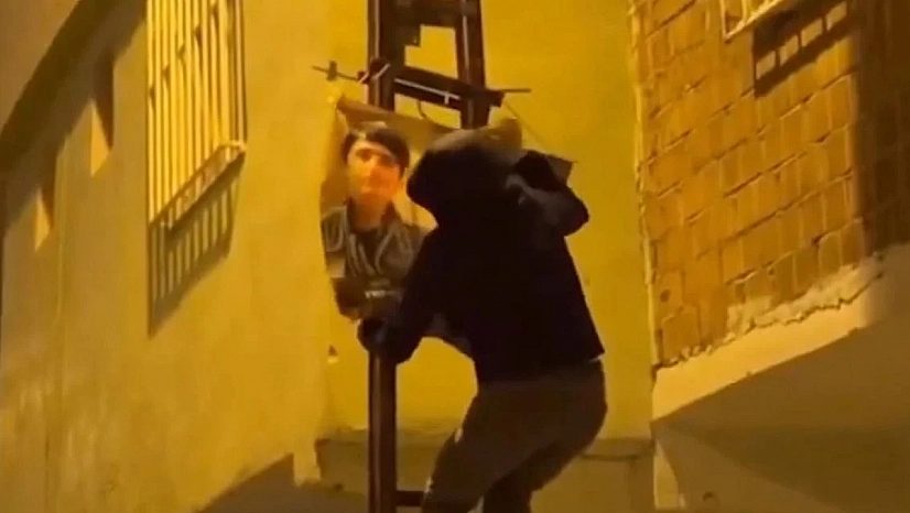 Terör örgütü mensuplarının posterini asan 4 kişi gözaltına alındı