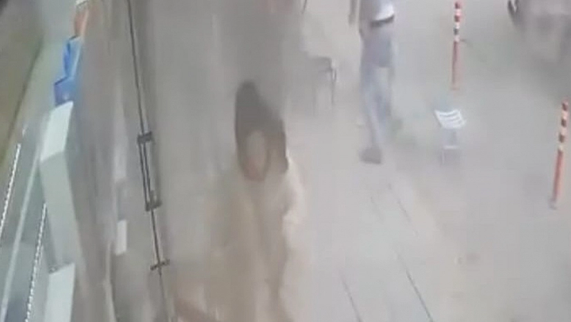 Tır lastiği patladı, vatandaşlar korku dolu anlar yaşadı