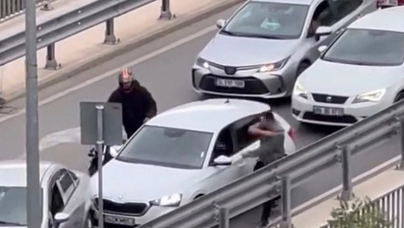 Trafikte sopalı kavga