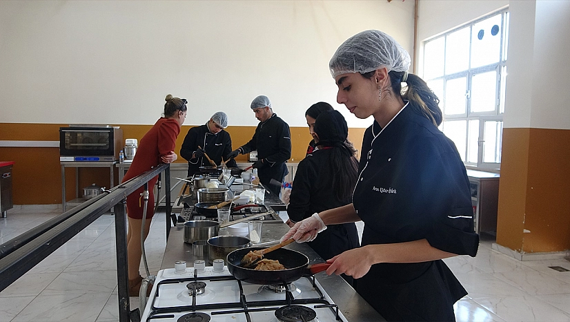 Tunceli'de 'Aile Yılı' etkinliği: Öğrenciler yaptıkları yemekleri annelerine sundu