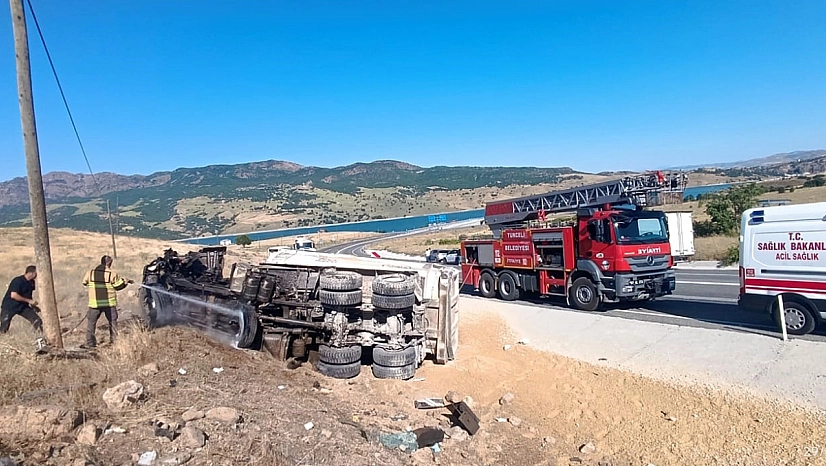 Tunceli'de kamyon devrildi, sürücü araçtan fırladı