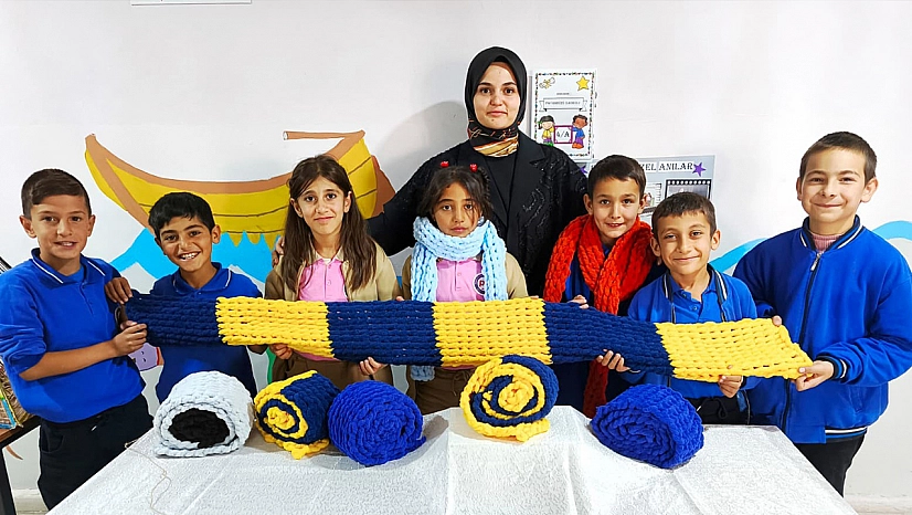 Tunceli'de Öğrenciler kendi atkılarını örerek kışa hazırlanıyor