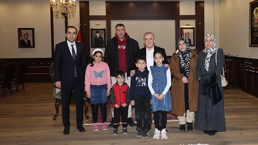 Vali Hatipoğlu'ndan bayrağa sahip çıkan çocuklara ödül