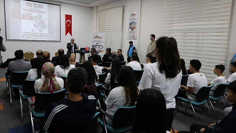 Vali Hatipoğlu, Öğrencilerle İpekyolu Merkezi'nde Bir Araya Geldi
