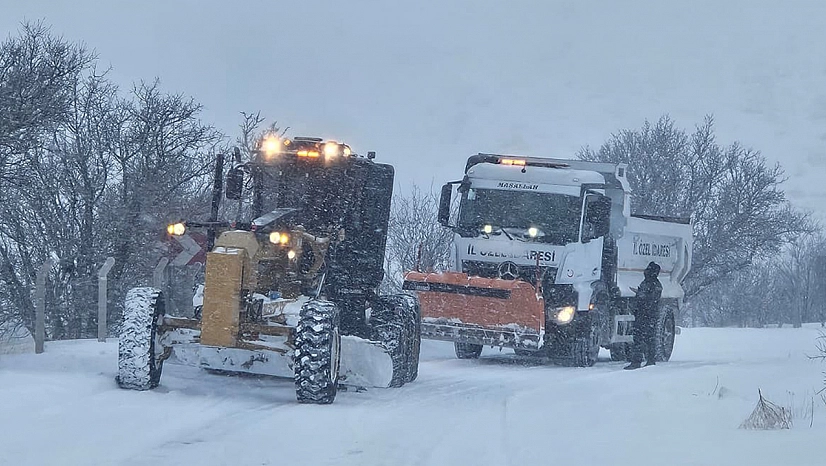 Yoğun kar yağışı Elazığ'da 510 köy yolunu kapattı