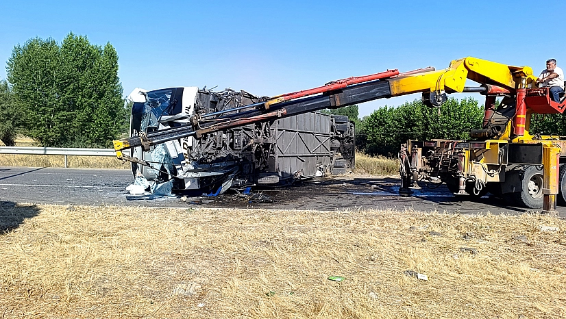 Yolcu otobüsü devrildi: 22 yaralı