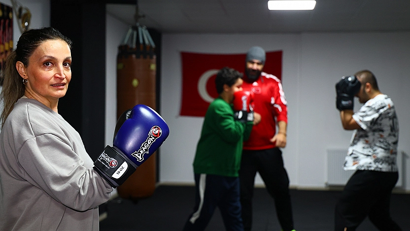 47 yaşında Boksa başladı, çocuklarıyla aynı ringde ter döktü
