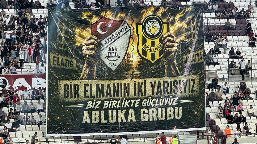 Abluka Grubu'ndan anlamlı pankart: 'Bir elmanın iki yarısıyız'