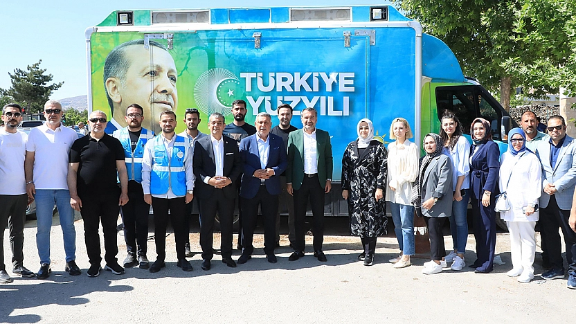 AK Parti Elazığ İl Gençlik Kolları'ndan Arife Günü Anlamlı Çam Dağıtımı