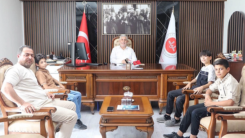 Elazığ'da suyun parasını kameraya gösteren çocuklar müftülükte ağırlandı