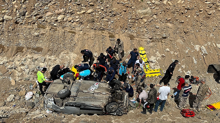 Bingöl'de feci kaza: Otomobil dereye uçtu, 7 kişi yaralandı