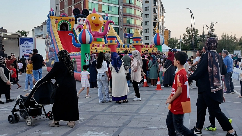 Cumhuriyet Meydanı'nda rengarenk coşku