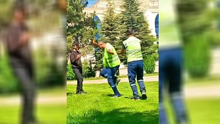 Davulun sesini duyan temizlik görevlileri, oynamaya başladı