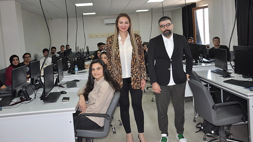 Diş hekimi Pınar Ardıçoğlu üniversite öğrencileriyle buluştu
