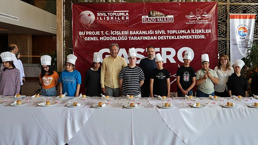 Down sendromlu bireyler pasta süsleme yarışmasında hünerlerini gösterdi