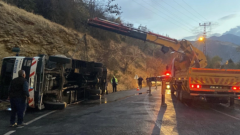 Elazığ'a seyir halindeki canlı hayvan yüklü çekici Erzincan'da devrildi: 2 hayvan yaralandı