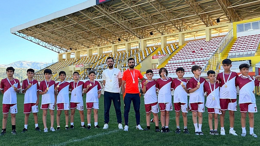 Elazığ Analig Futbol Takımı Grubunu lider tamamlayarak yarı finale yükseldi