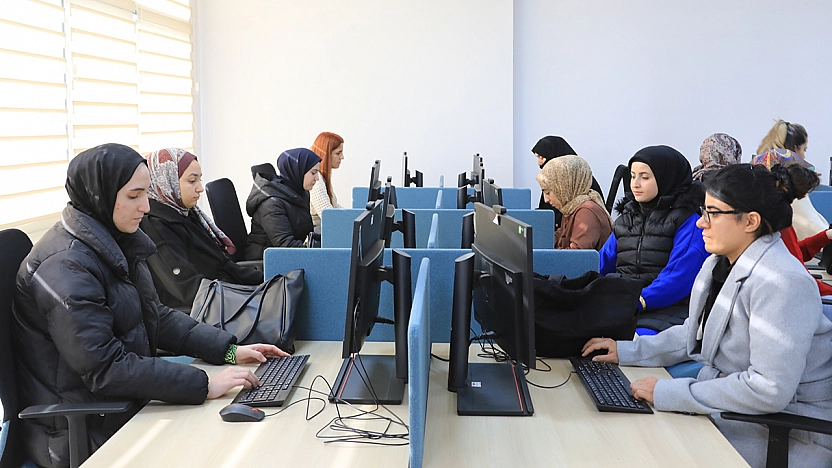 Elazığ Belediyesi Dijital Gençlik Merkezi'nde eğitimler sürüyor