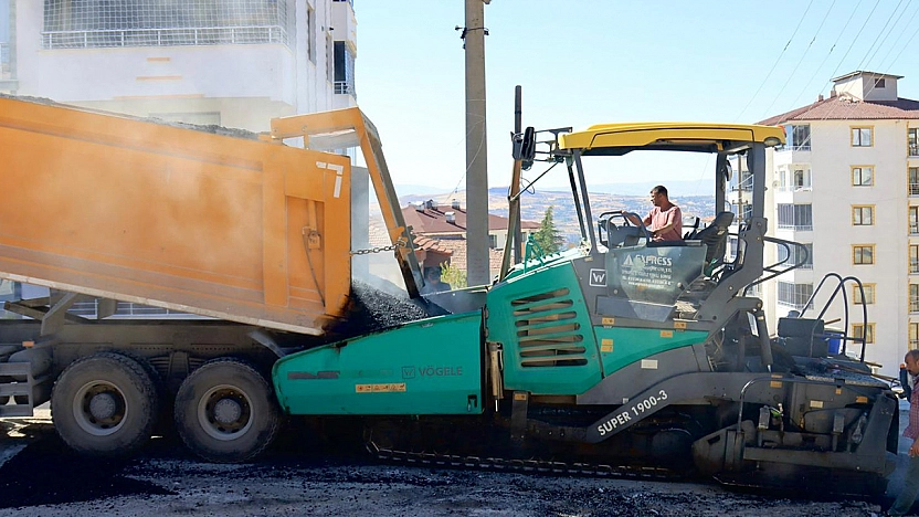 Elazığ Belediyesi, Esentepe Mahallesi'nde yol yenileme çalışması yapıyor
