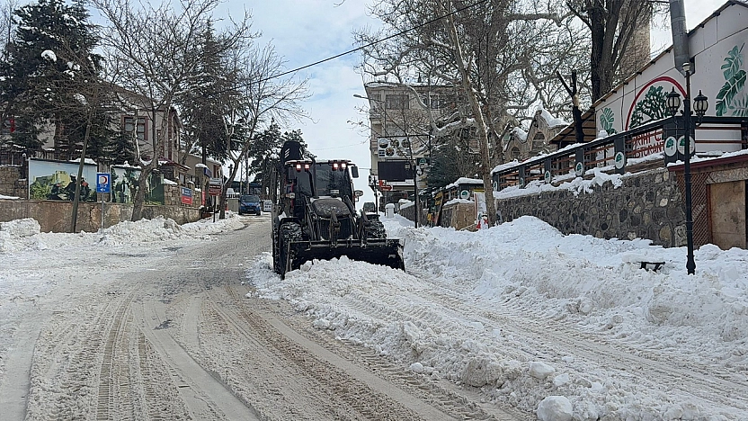 Elazığ Belediyesi'nden Harput'ta kar temizleme çalışması