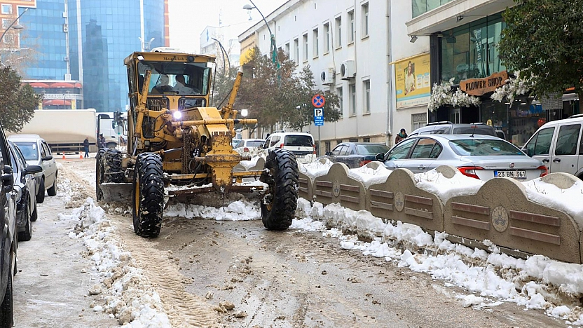 Elazığ Belediyesi'nden karla mücadele çalışması