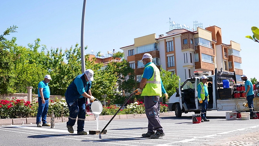 Elazığ Belediyesi yollarda yol çizgi, yaya çizgisi ve işaret çalışmaları gerçekleştiriyor