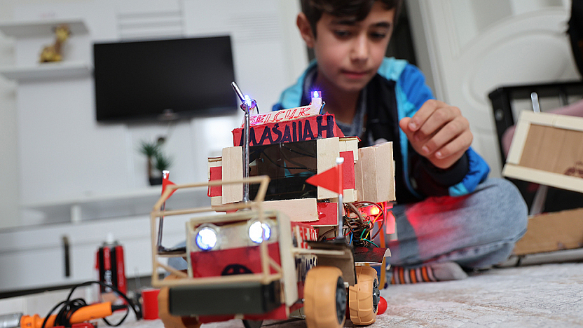 Elazığ'da 12 yaşındaki Selçuk'tan geri dönüşümle traktör maketi