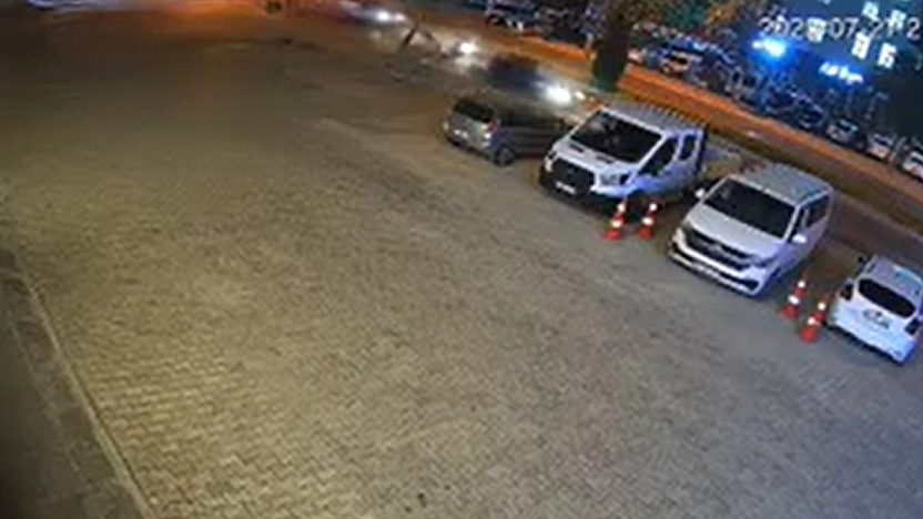 Elazığ'da 2 kişinin yaralandığı kaza anı, güvenlik kamerasına yansıdı