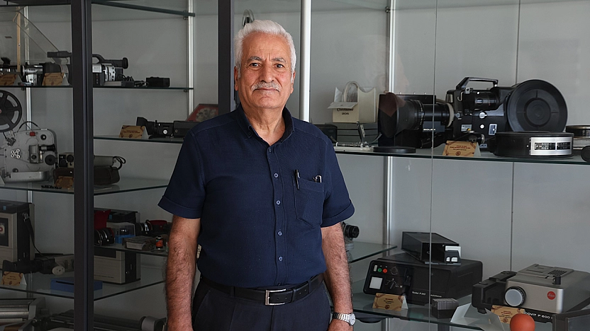 Elazığ'da 42 yıllık emek koridorlarda hayat buldu: Öğrencilerine tarihi armağan