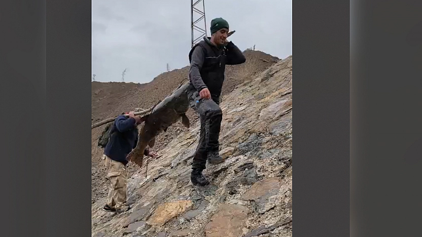 Elazığ'da amatör balıkçıların taşıma yöntemi ilgi çekti