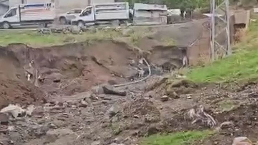 Elazığ'da aşırı yağış sonrası ağaçlar devrildi, derin çukurlar oluştu