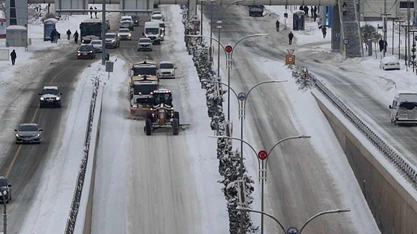 Elazığ'da belediye ekipleri, karla mücadelesini aralıksız sürdürüyor