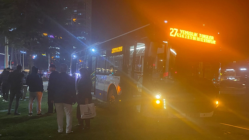 Elazığ'da Belediye Otobüsü, Taksiye Çarpmamak İçin Manevra Yaptı, Kaldırıma Çıkarak Olası Facianın Önüne Geçti