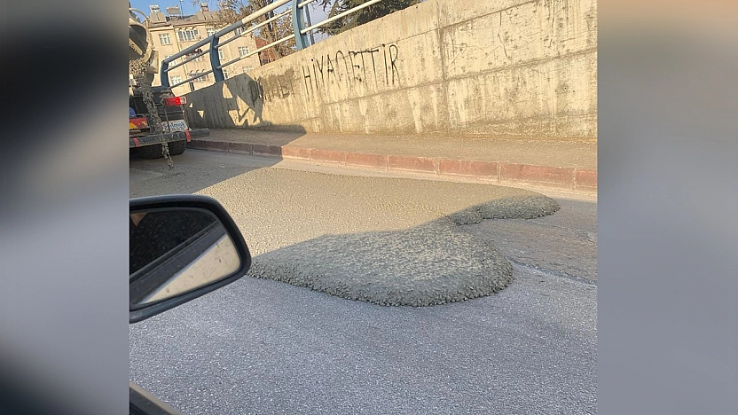 Elazığ'da beton mikseri asfalt yola beton döktü