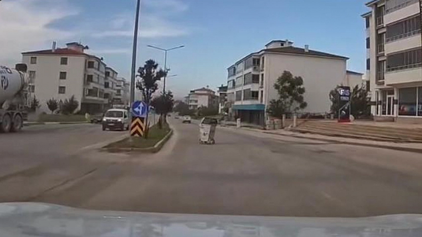 Elazığ'da bir çöp konteyneri caddede gezerken kameraya yansıdı