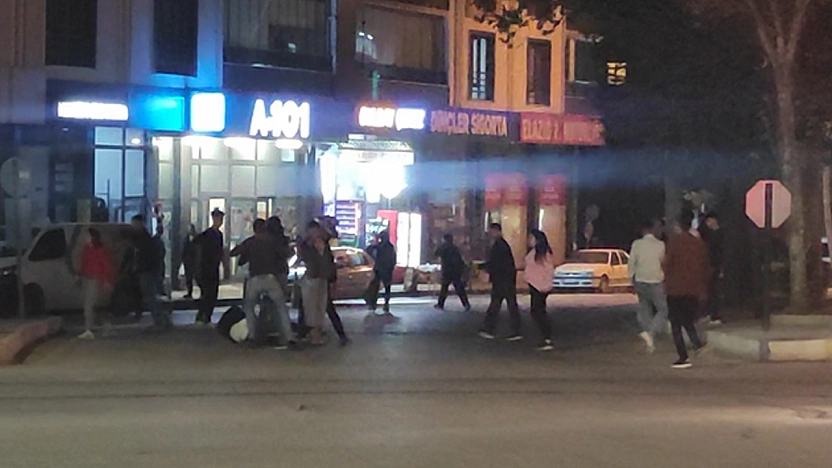 Elazığ'da bir grup genç kavga etti