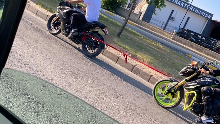 Elazığ'da bozulan motosikleti çekme çabası tehlike oluşturdu