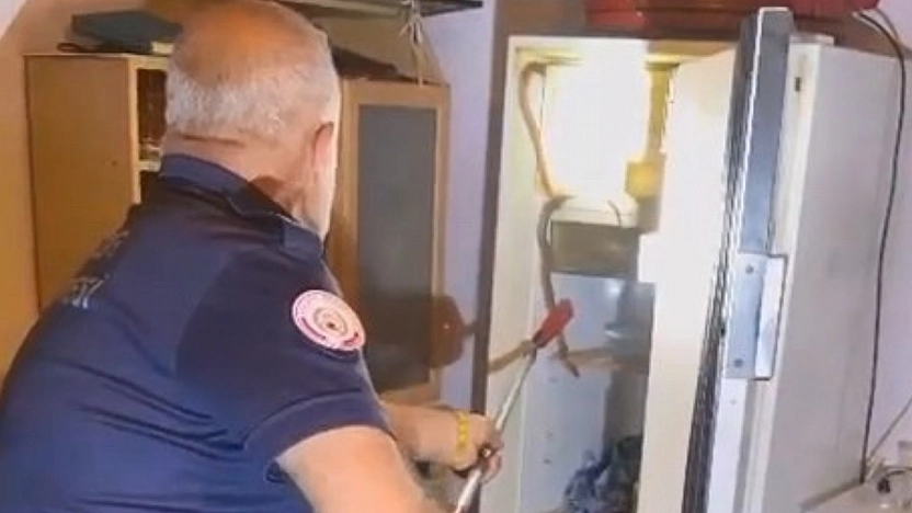 Elazığ'da Buzdolabının içerisine giren yılanı itfaiye ekipleri çıkardı