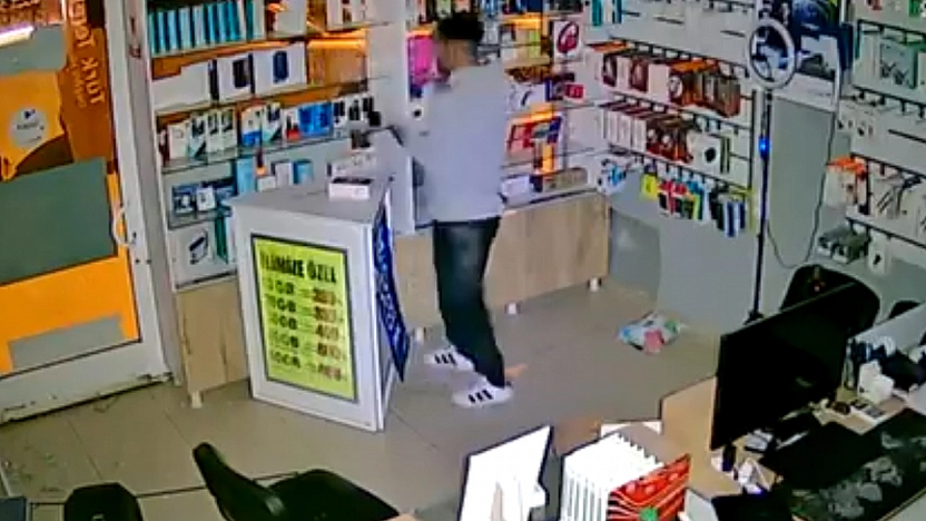 Elazığ'da cep telefonu ve tablet hırsızlığı kamerada