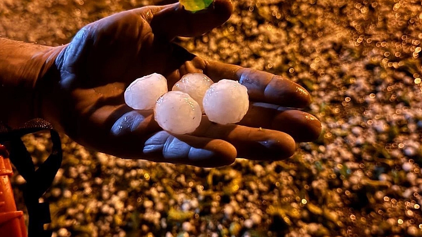 Elazığ'da ceviz büyüklüğünde dolu yağdı