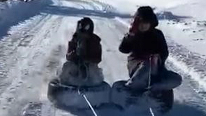 Elazığ'da çocuklar kar keyfini lastiklerle çıkardı