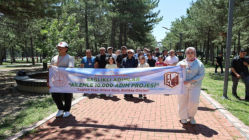 Elazığ'da çocuklar ve gençler, aileleriyle birlikte yürüdü